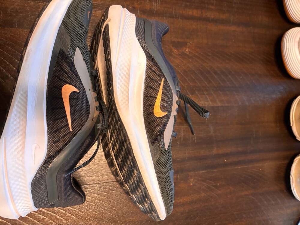 Nike Quest 5 Women's Running Shoes Black Metallic LEFT shoe 6 1/2 and RIGHT sho - Picture 6 of 7